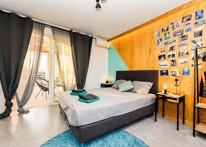 Lucy In The Sky With Diamonds * Kalamata